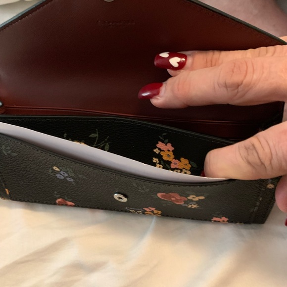 Brand new coach wallet. Never used. Black with wild print - Picture 4 of 10